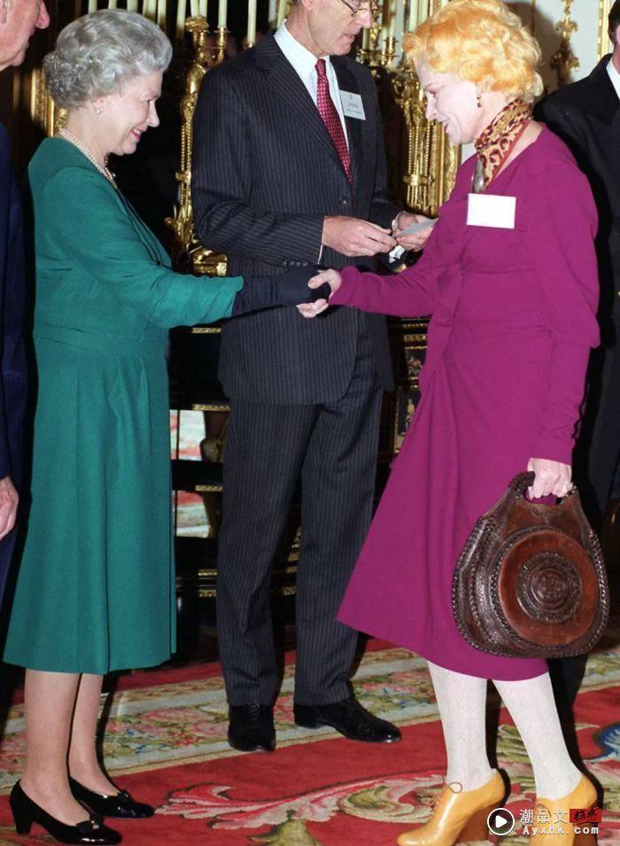 英女王曾给Vivienne Westwood颁发勋章